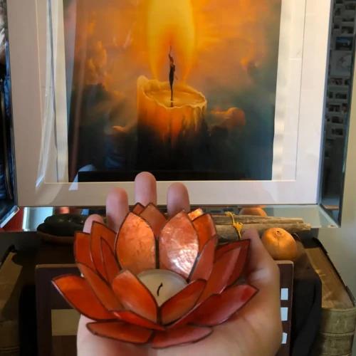 Représentation d'un individu sur une flamme, évoquant la connexion intérieure et l'illumination offertes par Innerflow, avec une fleur de lotus en premier plan symbolisant la sérénité et la paix.