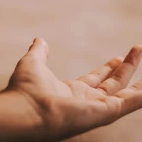 Main ouverte symbolisant la paix intérieure et la transmission d'énergie chez Innerflow, offrant des séances d'hypnothérapie et de magnétisme