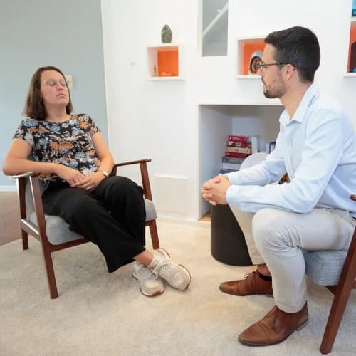 Liévin Kerremans d'InnerFlow lors d'une séance d'hypnothérapie avec une cliente, favorisant la détente et l'épanouissement personnel.